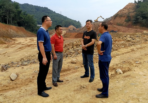 住建局领导现场指挥项目建设工作.jpg