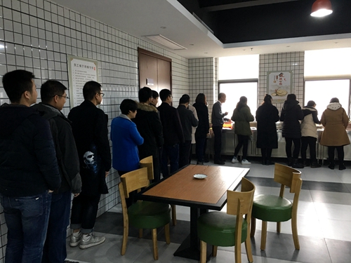 麓谷建工员工以身作则，排队就餐.jpg