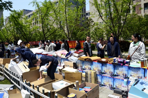 参展企业几乎将整个仓库都搬到了活动现场.jpg