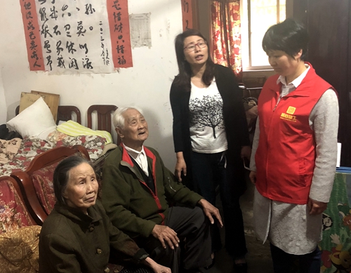 201804麓谷建工慰问孤寡老人.JPG