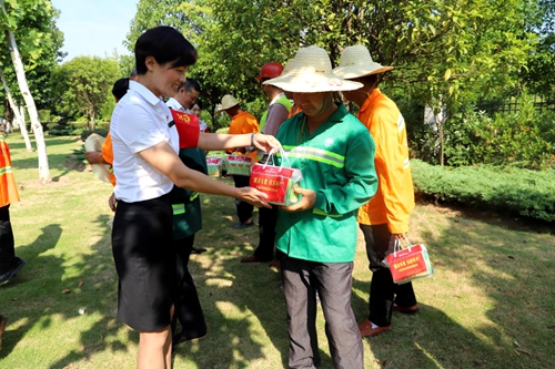 发放凉茶_副本.jpg