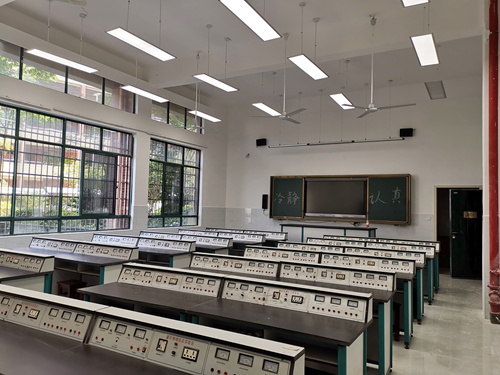 3.明德麓谷学校科技楼设施齐全的教室_副本.jpg
