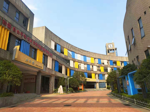 5.装饰一新的金桥小学办公楼_副本.jpg